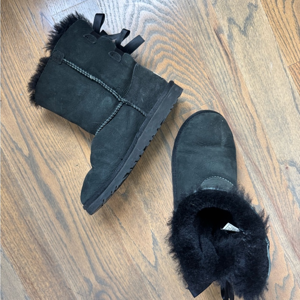 UGG| Black Short Bailey Bow Uggs - Picture 6 of 6